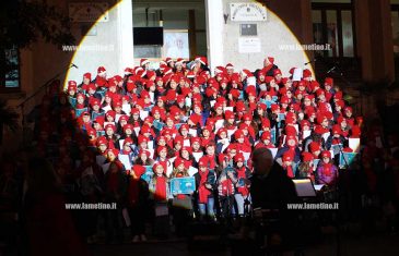 Lamezia, “In…Canto di Natale”: alunni in concerto sulle scalinate dell’Istituto Maggiore Perri