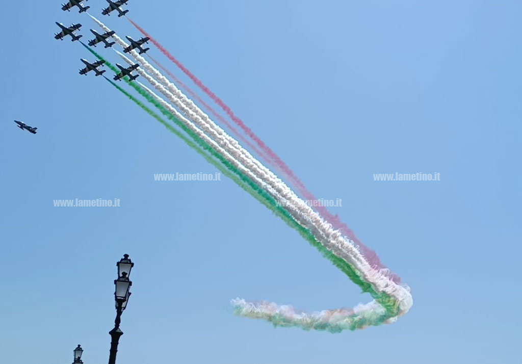 Frecce Tricolori Sorvolano Catanzaro Lo Spettacolo In Cielo Per I 100