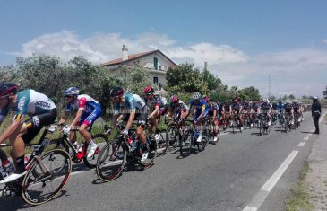 Il Giro d’Italia sfreccia anche da Lamezia davanti stele otto ciclisti