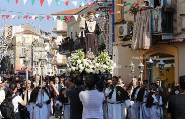 Lamezia, la città omaggia Sant’Antonio con la tradizionale processione