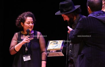 Lamezia Film Fest: Vinicio Capossela riceve il premio “Esordio d’autore” sul palco del Grandinetti