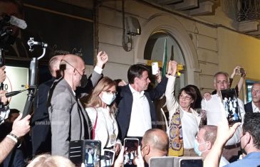 Regionali, bagno di folla anche a Lamezia per l’arrivo di Giuseppe Conte: “Con la Bruni cambieremo la Calabria”