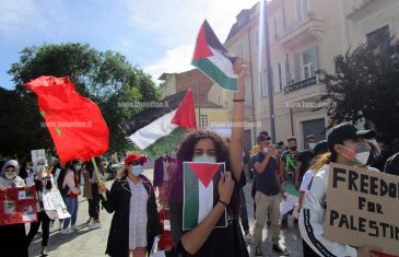 Lamezia, in piazza Mazzini manifestazione pro-Palestina: “Basta violenza”